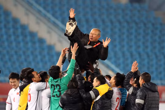 Các cầu thủ U-23 VN công kênh HLV Park sau trận đấu với Qatar - Ảnh: N.K/Tuổi trẻ