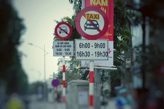 Biển cấm đã được lắp đặt hoàn tất ở 13 tuyến phố tại Hà Nội. Ảnh: T.T.Dương.