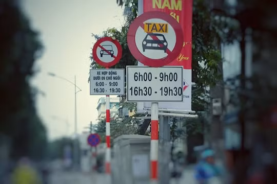 Biển cấm đã được lắp đặt hoàn tất ở 13 tuyến phố tại Hà Nội. Ảnh: T.T.Dương.