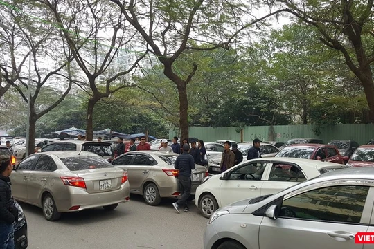 Đoàn taxi công nghệ tổ chức tuần hành rồi tập trung tại trụ sở của Grab Việt Nam vào sáng 15/1 vừa qua.