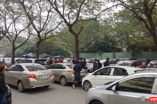 Đoàn taxi công nghệ tổ chức tuần hành rồi tập trung tại trụ sở của Grab Việt Nam vào sáng 15/1 vừa qua.