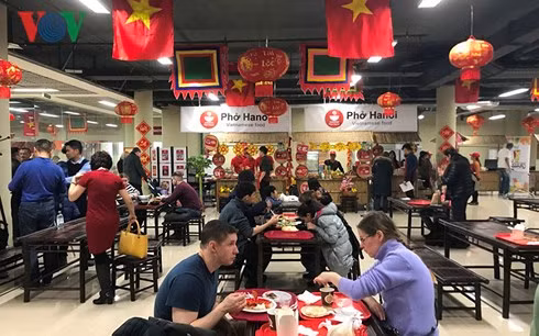 Nhà hàng Việt rất đông thực khách