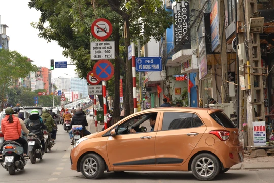 Biển cấm trên đường Láng Hạ không ngăn được các taxi công nghệ hoạt động. VietTimes