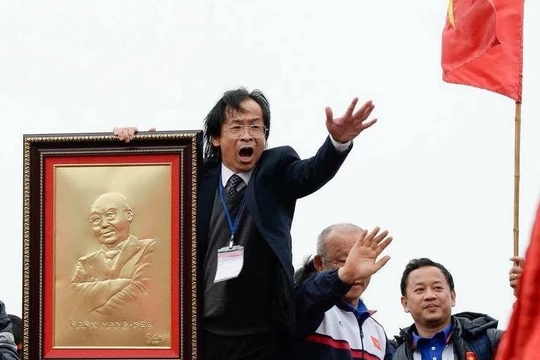 Ông Nguyễn Lân Trung trên chuyến xe đón đoàn U23 Việt Nam. Nguồn: Vietnammoi