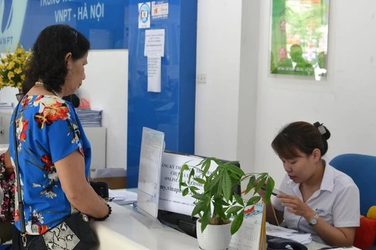 Một khách hàng đăng ký thông tin tại cửa hàng của MobiFone sáng 23/4.