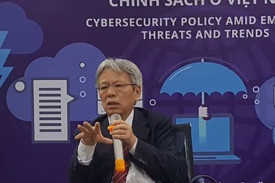 Ông Nguyễn Sỹ Dũng tại buổi tọa đàm.