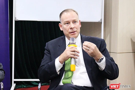 Ông Thomas Dougherty.