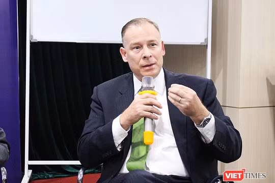 Ông Thomas Dougherty.