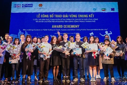 Các tác giả lên nhận giải. VietTimes.