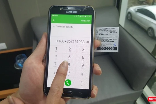 Hàng ngàn người dân đổ xô đi nạp thẻ điện thoại trước ngày hạn mức khuyến mại giảm chỉ còn 20%. Ảnh: Việt Anh