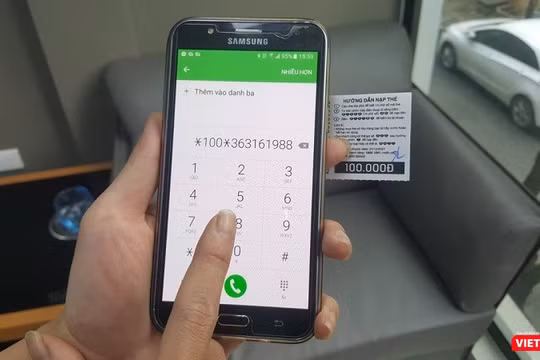 Hàng ngàn người dân đổ xô đi nạp thẻ điện thoại trước ngày hạn mức khuyến mại giảm chỉ còn 20%. Ảnh: Việt Anh