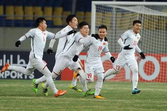 Quang Hải cùng đồng đội ăn mừng bàn thắng gỡ hòa 2 - 2 trong trận gặp Quata.