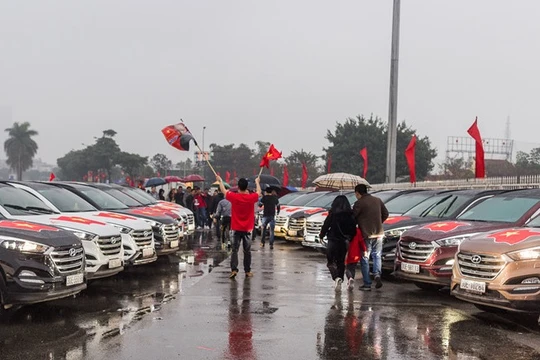 Dàn xe bán tải Tucson trước SVĐ Mỹ Đình