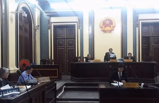 HĐXX tuyên bố hoãn vụ kiện để bổ sung chứng cứ. Ảnh: TAND TPHCM