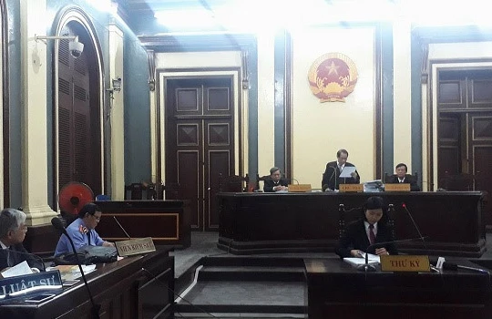 HĐXX tuyên bố hoãn vụ kiện để bổ sung chứng cứ. Ảnh: TAND TPHCM