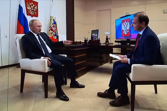 Tổng thống V.Putin trong cuộc phỏng vấn trên kênh truyền hình "Russia-1" về sự giúp đỡ của Nga giành cho Belarus (Ảnh: TASS)