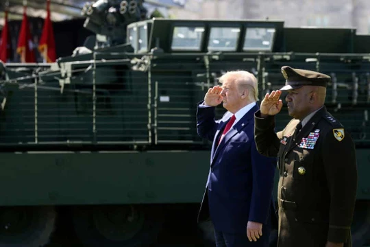 ReutersTổng thống Mỹ Donald Trump và Trung tướng Lục quân Mỹ Darryl Williams tại Lễ tốt nghiệp của các học viên tại Học viện quân sự West Point (Ảnh Jonathan Ernst/ Reuters). 