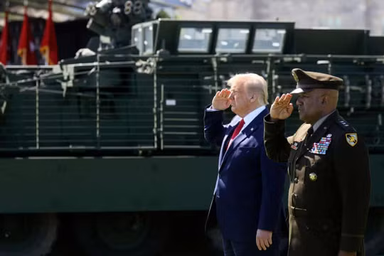 ReutersTổng thống Mỹ Donald Trump và Trung tướng Lục quân Mỹ Darryl Williams tại Lễ tốt nghiệp của các học viên tại Học viện quân sự West Point (Ảnh Jonathan Ernst/ Reuters). 