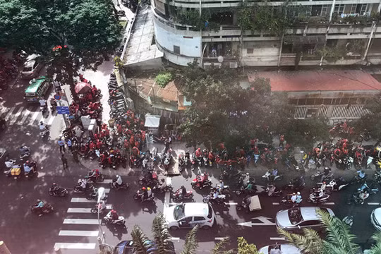 Các tài xế Go-Viet biểu tình ở trụ sở công ty tại ngã tư Nguyễn Đình Chiểu - Trương Định (Q3, TP. HCM). Nguồn: Thanh niên