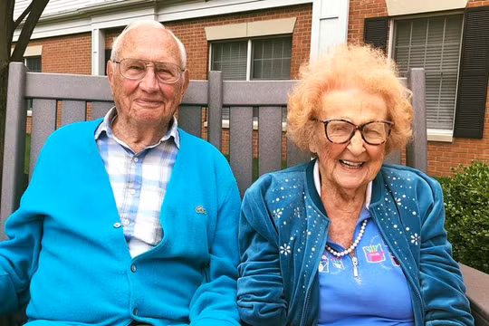 John là một cựu chiến binh trong Thế chiến II vừa tròn 100 tuổi và Phyllis sẽ bước sang tuổi 103 vào ngày 8 tháng 8 tới. 