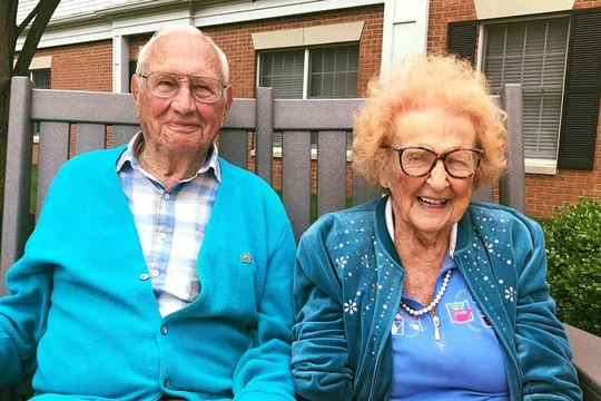 John là một cựu chiến binh trong Thế chiến II vừa tròn 100 tuổi và Phyllis sẽ bước sang tuổi 103 vào ngày 8 tháng 8 tới. 