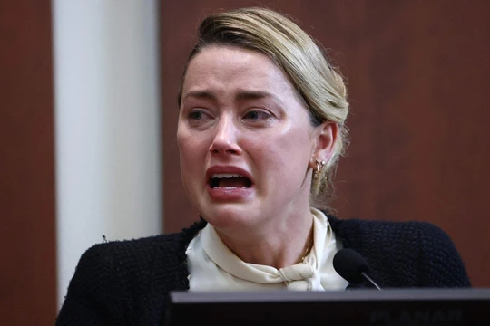 Amber Heard khóc trong phiên tòa ly hôn Johnny Depp