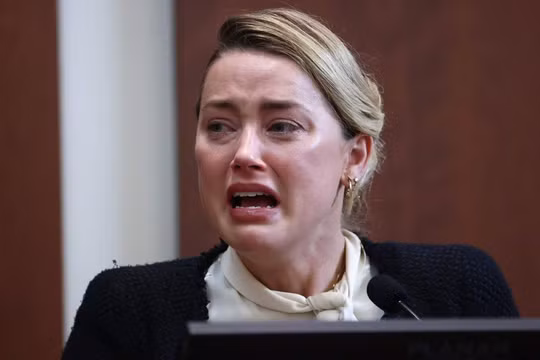 Amber Heard khóc trong phiên tòa ly hôn Johnny Depp