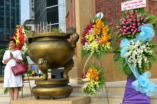 Lư hương được đặt lại trước tượng Trần Hưng Đạo