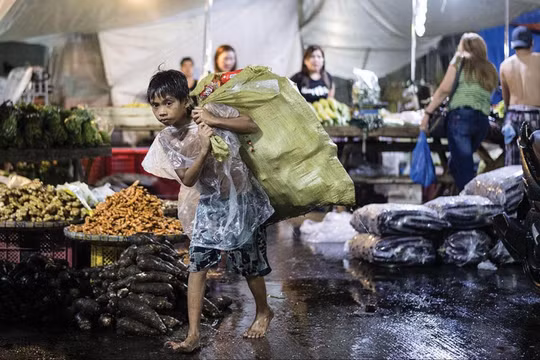 Một em bé vất vả mưu sinh kiếm sống