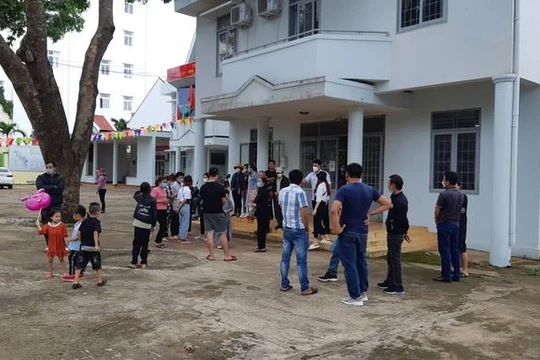 Người nhà cháu bé 3 tuổi bị mẹ ruột khai tử dù còn sống tập trung trước UBND phường Tân An