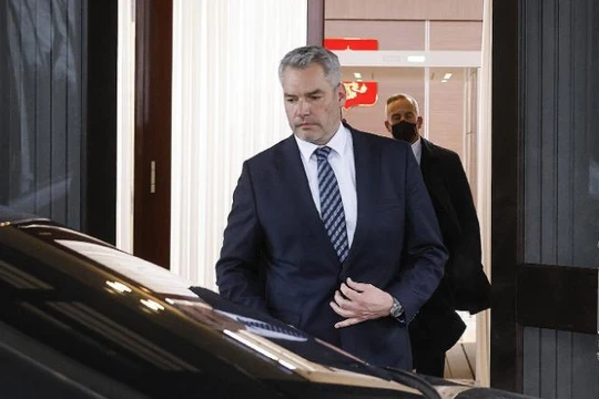 Thủ tướng Áo Karl Nehammer rời đi sau cuộc gặp với Tổng thống Nga Vladimir Putin