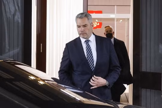 Thủ tướng Áo Karl Nehammer rời đi sau cuộc gặp với Tổng thống Nga Vladimir Putin