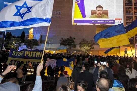 Những người đến xem bài phát biểu của Tổng thống Ukraine trên màn ảnh lớn tại Quảng trường Habima