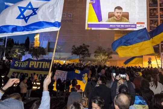 Những người đến xem bài phát biểu của Tổng thống Ukraine trên màn ảnh lớn tại Quảng trường Habima