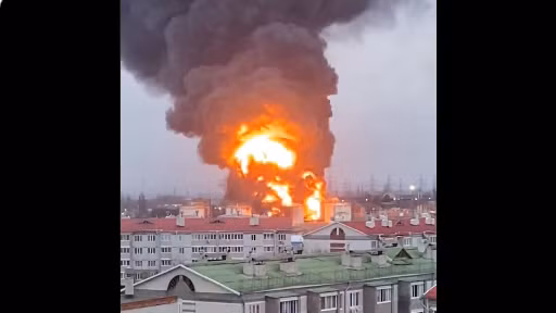 Hình ảnh cột khói bốc lên dữ dội từ kho nhiên liệu của Nga ở biên giới