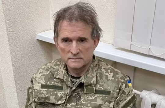 Viktor Medvedchuk khi bị các nhà chức trách Ukraine còng tay