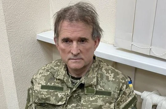 Viktor Medvedchuk khi bị các nhà chức trách Ukraine còng tay