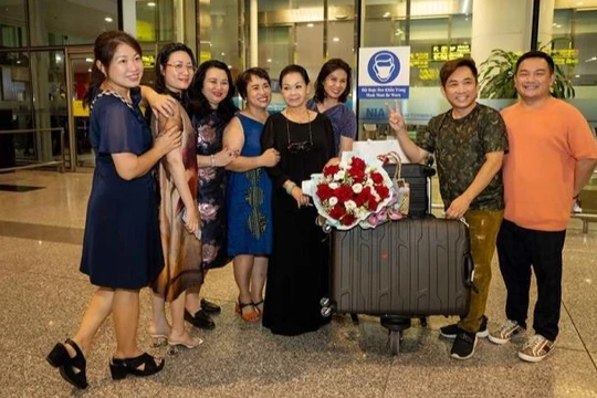 Danh ca Khánh Ly hạ cánh về Việt Nam, chuẩn bị show diễn cuối cùng