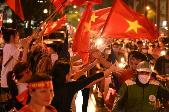 U23 Việt Nam giành HCV SEA Games, nhuộm đỏ cả đường phố