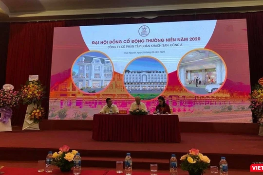 Ban chủ tọa ĐHĐCĐ Đông Á Hotel thường niên 2020 (Ảnh: H.B)