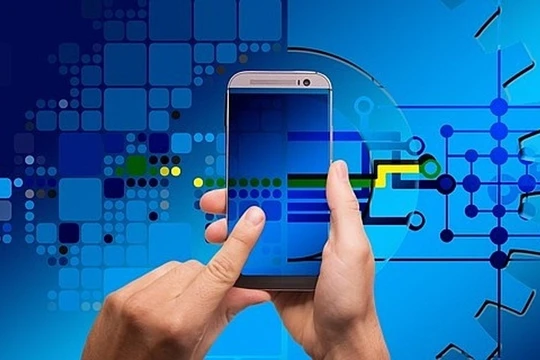 Nhiều hoạt động nghiệp vụ của doanh nghiệp giờ có thể thao tác trên điện thoại. Ảnh: Pixabay