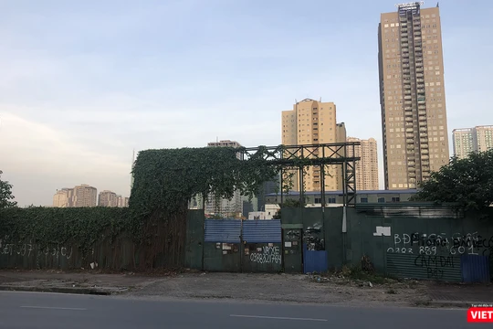 Bên ngoài lô đất thuộc dự án Khu đô thị Nam Trung Yên (Ảnh: Huy Bình)