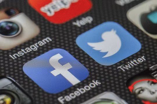 Facebook và Twitter đang là mục tiêu tẩy chay quảng cáo của các doanh nghiệp. Ảnh: Press Gazette
