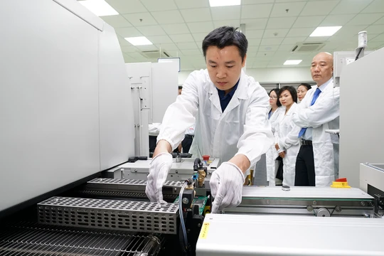 Dây chuyển sản xuất vi mạch tại khu Công nghệ thông tin TP Đà Nẵng