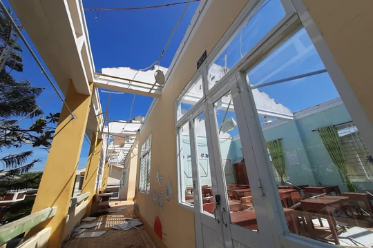 Một lớp học trên địa bàn huyện Tư Nghĩa, Quảng Ngãi bị bão số 9 đánh sập