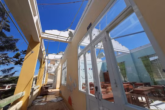 Một lớp học trên địa bàn huyện Tư Nghĩa, Quảng Ngãi bị bão số 9 đánh sập