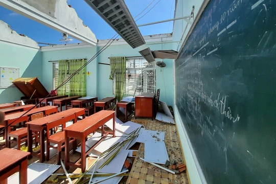 Bão số 9 làm tốc mái và hư hỏng nhiều trường học thuộc các tỉnh miền Trung