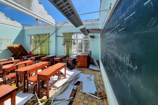 Bão số 9 làm tốc mái và hư hỏng nhiều trường học thuộc các tỉnh miền Trung