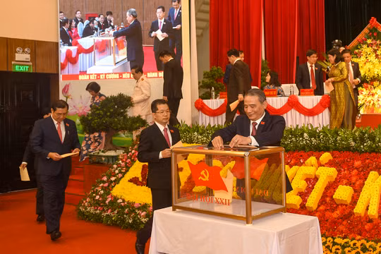 Các đại biểu bỏ phiếu bầu Ban Chấp hành Đảng bộ TP Đà Nẵng khoá XXII.