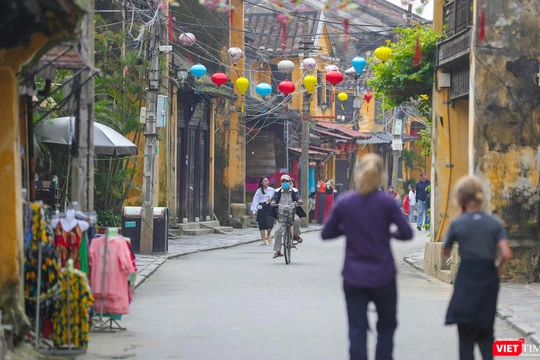 Du khách đến tham quan phố cổ Hội An